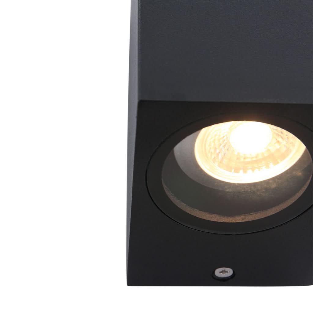 Gros plan sur le diffuseur en verre et la vis de fixation sous le luminaire noir