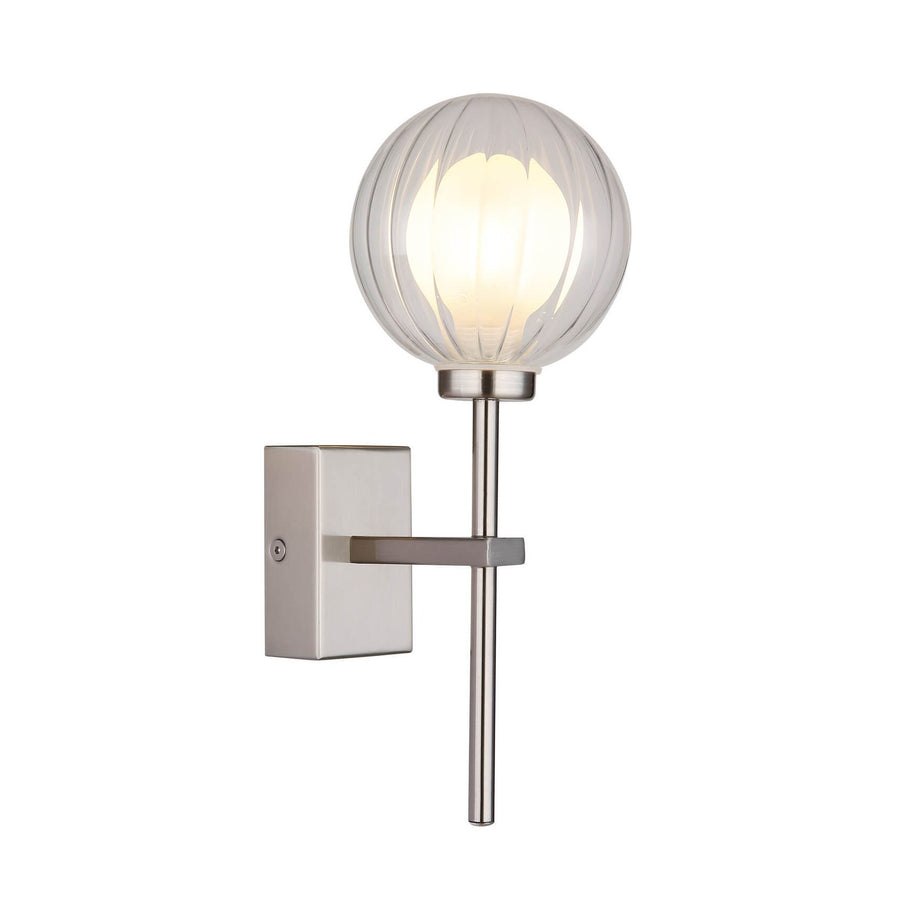 Applique murale nickel satiné avec globe en verre strié allumé, vue de face sur fond blanc.