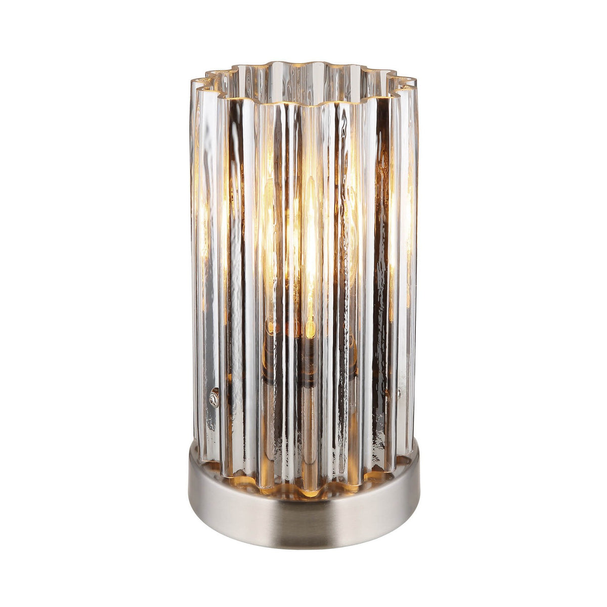 Lampe à poser de face, verre cannelé allumé sur socle nickel satiné