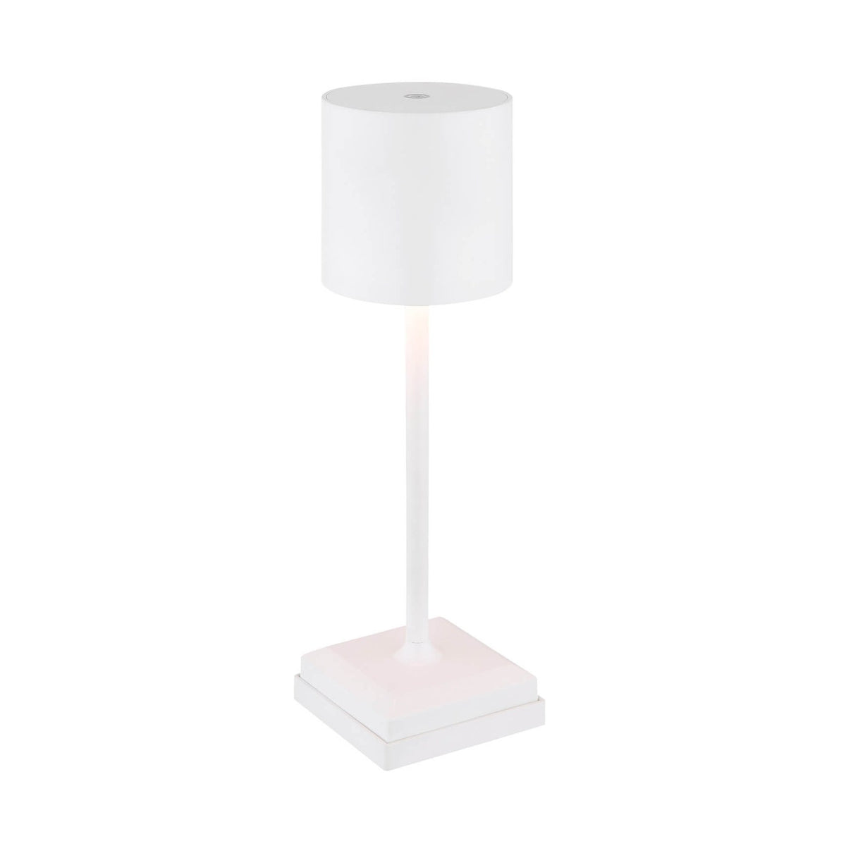Lampe à poser blanche vue de trois quarts sur fond blanc, abat-jour cylindrique et base carrée.