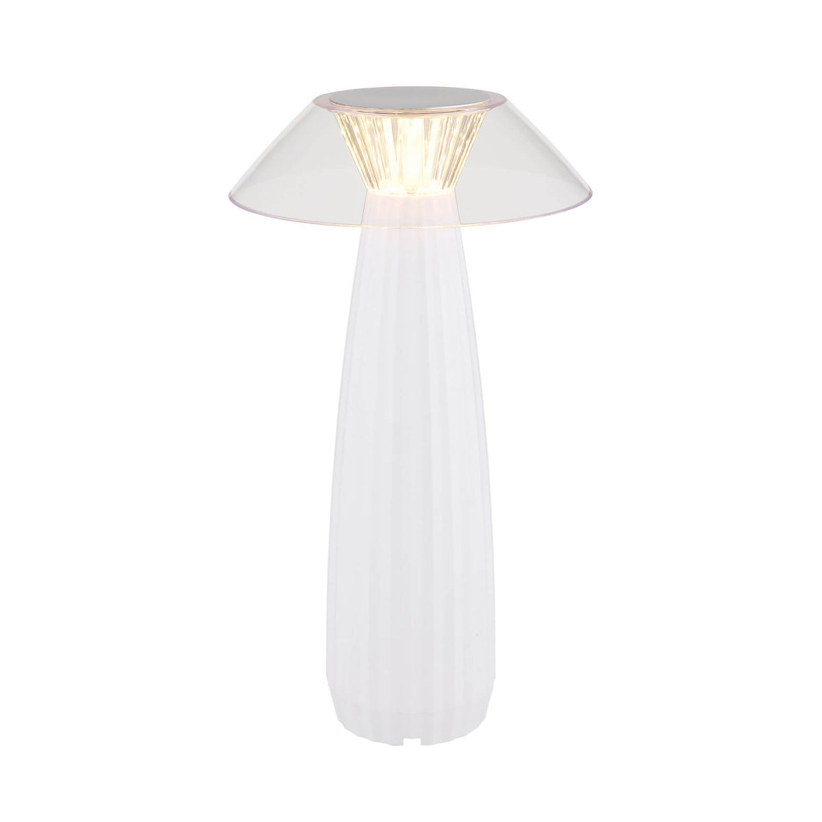 Lampe à poser blanche allumée, vue de face sur fond blanc, abat-jour conique transparent