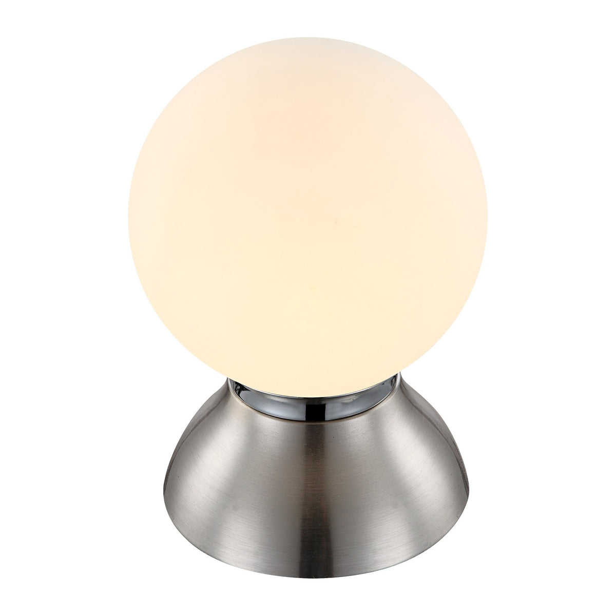 Vue de face de la lampe à poser avec globe opalin et base nickel satiné