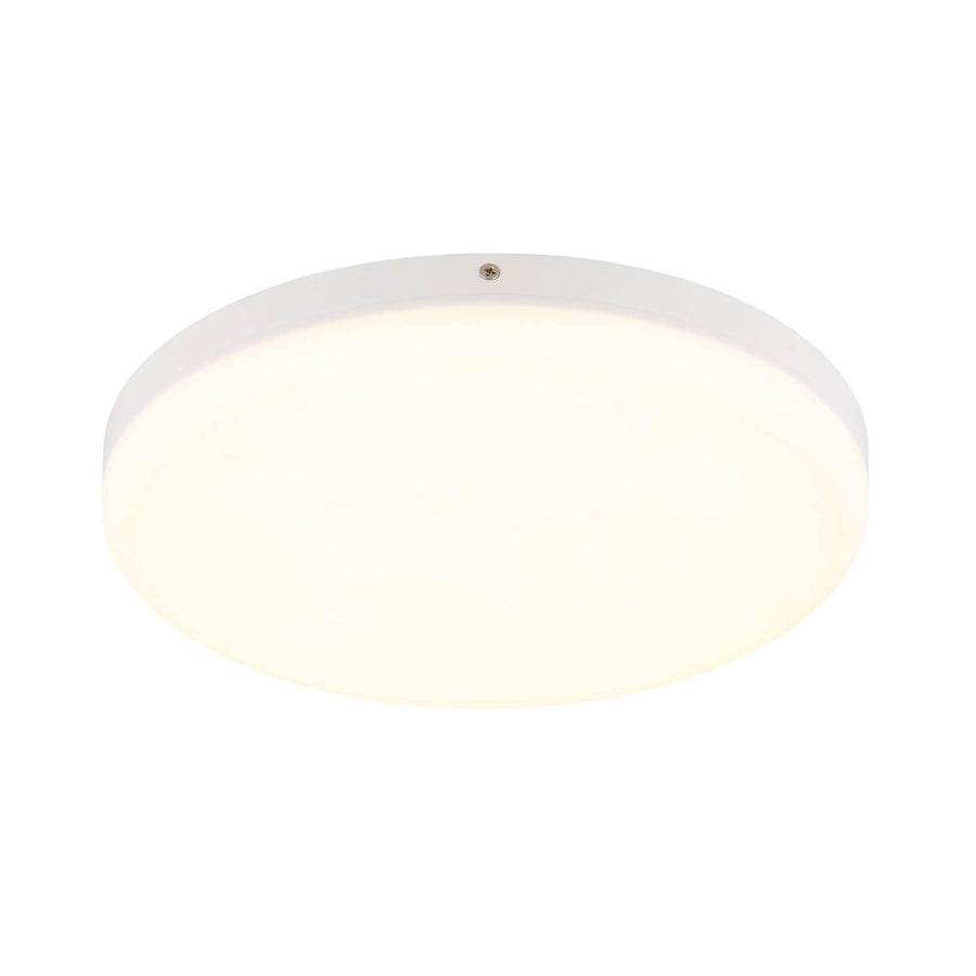 Plafonnier rond blanc mat allumé, vu de dessous sur fond blanc uni