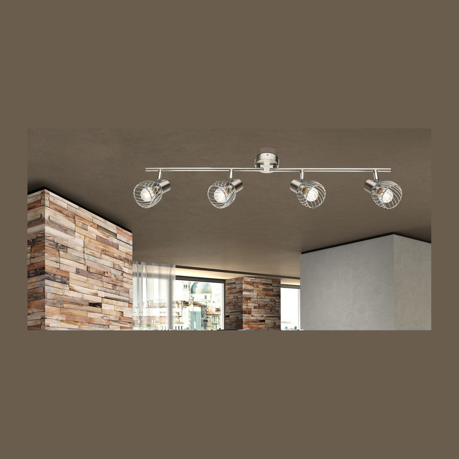 Luminaire fixé au plafond, quatre spots grillagés orientables dans une pièce contemporaine