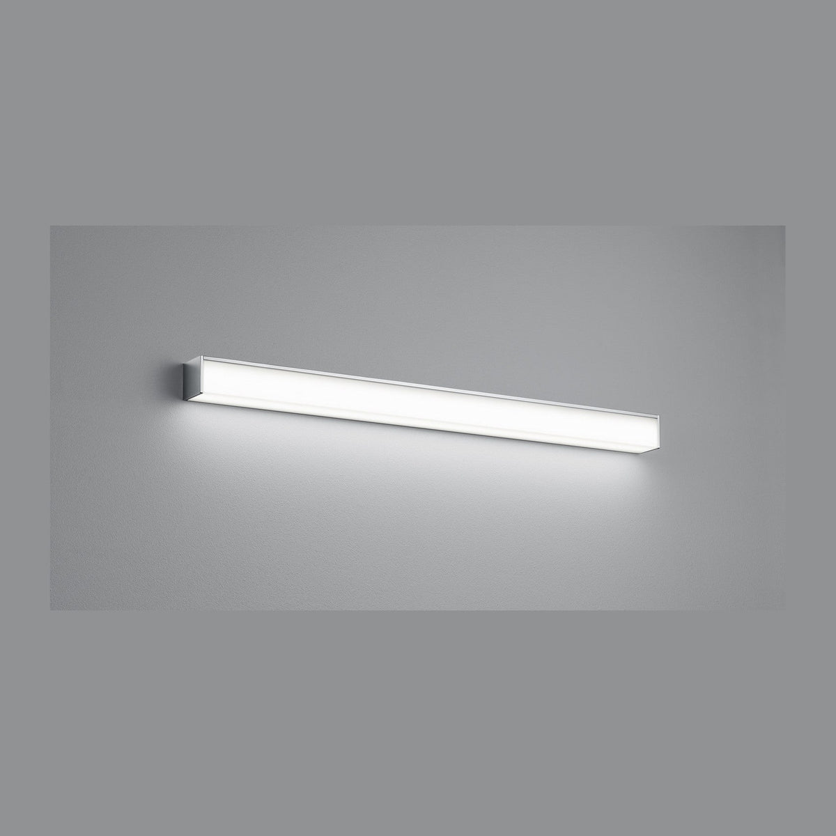 Vue frontale de l'applique allumée diffusant une lumière blanche uniforme