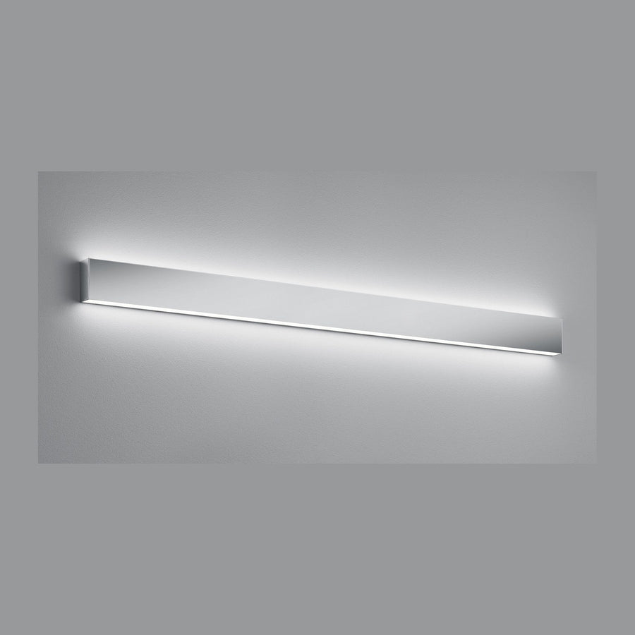 Vue de face du bandeau lumineux chromé allumé sur fond gris