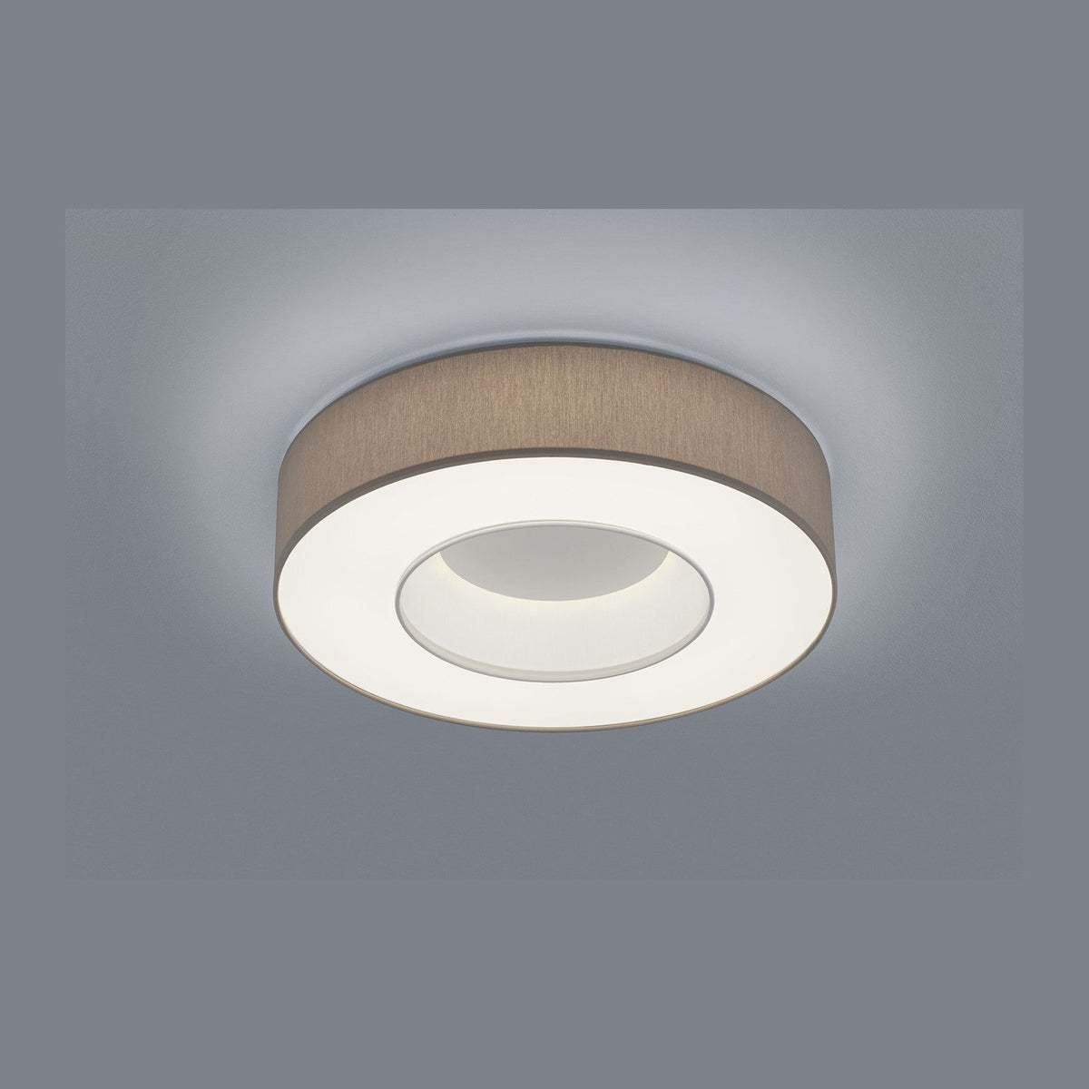 Plafonnier rond en tissu beige vu de dessous, diffuseur LED annulaire blanc