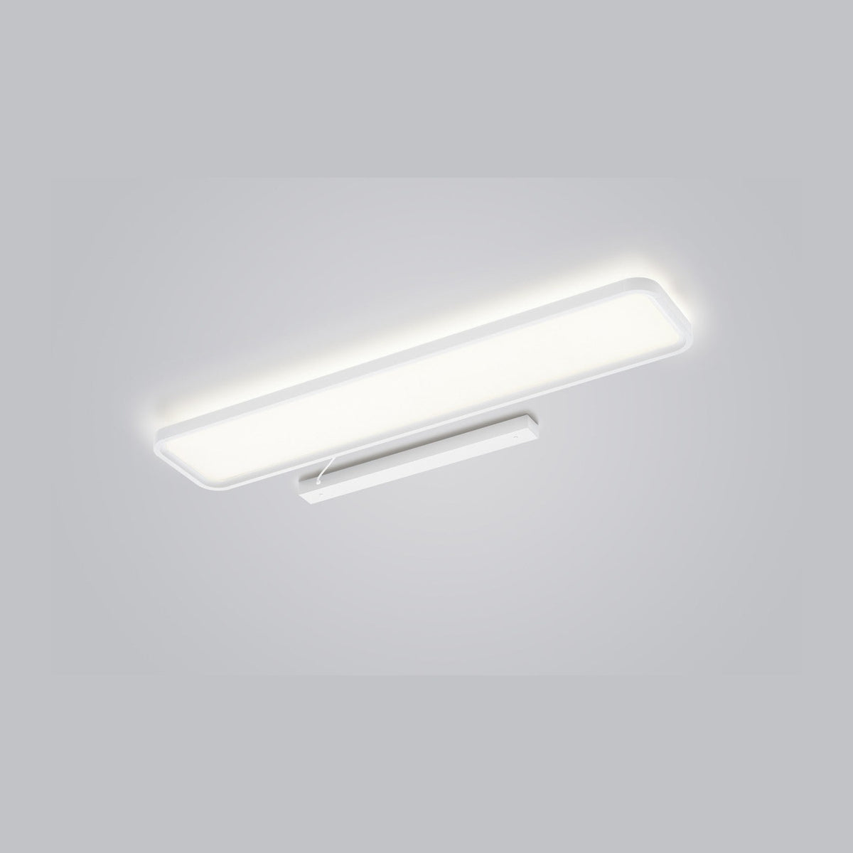 Plafonnier rectangulaire blanc allumé, vu de dessous, fixé au plafond avec support visible.