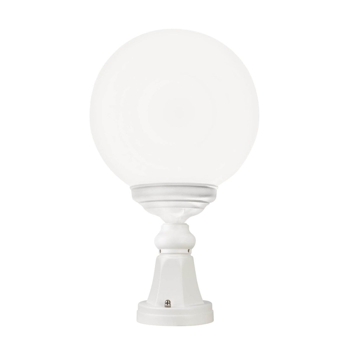 Vue de face d'une borne extérieure blanche, globe sphérique et socle mouluré.