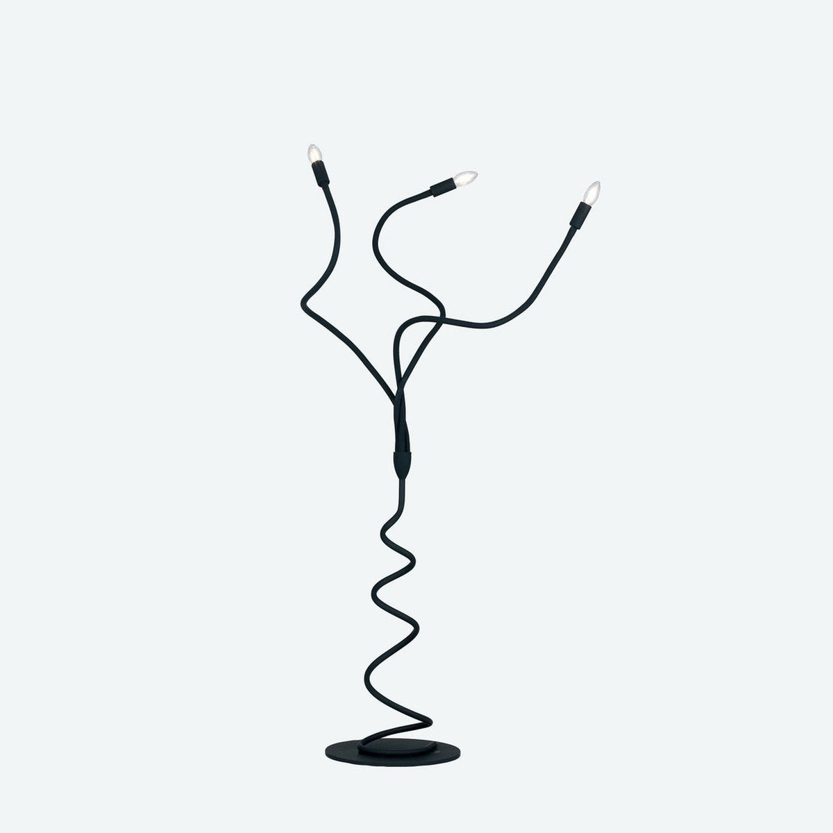 Photo produit du lampadaire noir, trois bras courbés et ampoules nues, fond blanc.
