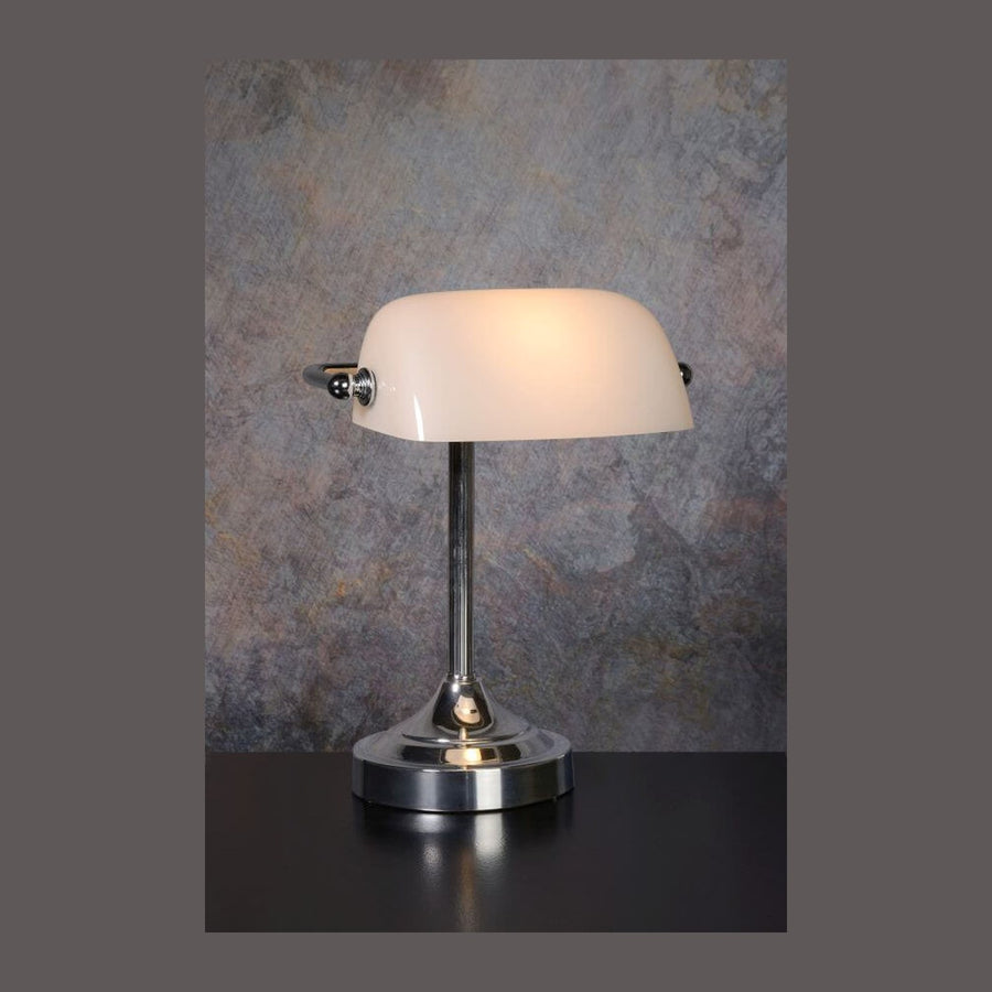Vue de face de la lampe de bureau chromée avec abat-jour blanc en verre.