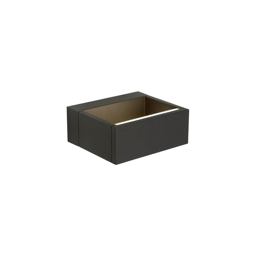Vue de trois quarts du luminaire mural anthracite sur fond blanc, boîtier rectangulaire fermé.