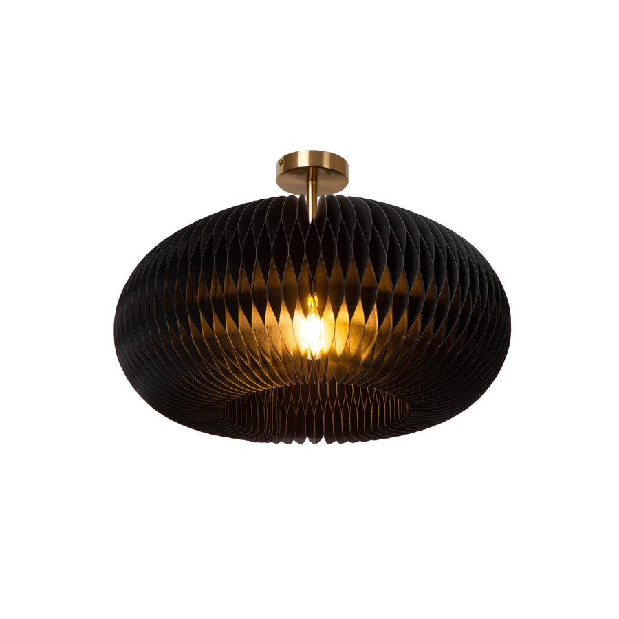 Vue de face du plafonnier noir plissé, ampoule allumée au centre diffusant une lumière chaude