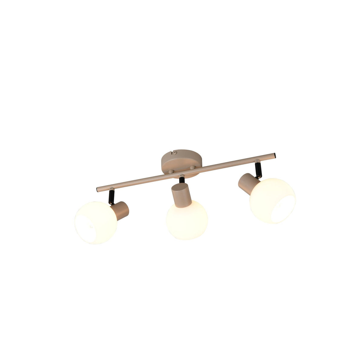 Luminaire plafond beige à trois spots orientables avec globes opalins allumés