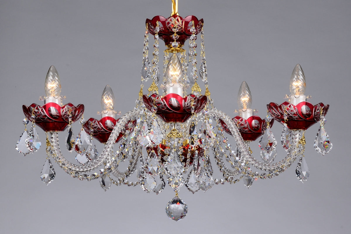 Lustre en cristal à cinq bras rouges, gouttes taillées et ampoules allumées, vue de face.
