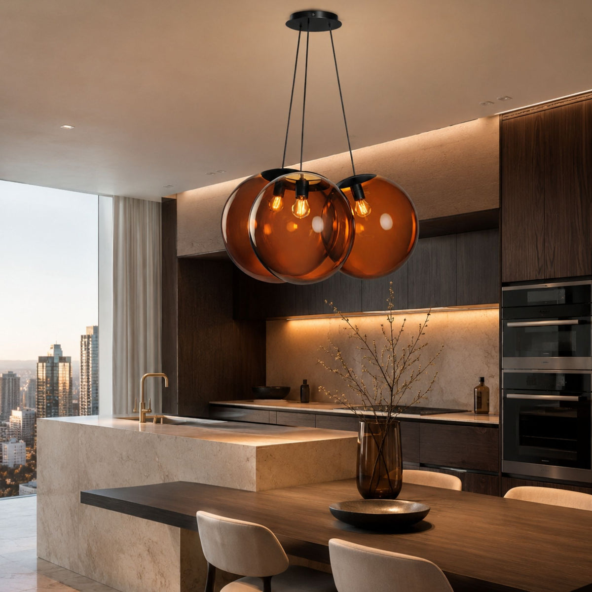 Luminaire suspendu au-dessus d'un îlot de cuisine avec vue urbaine en arrière-plan.