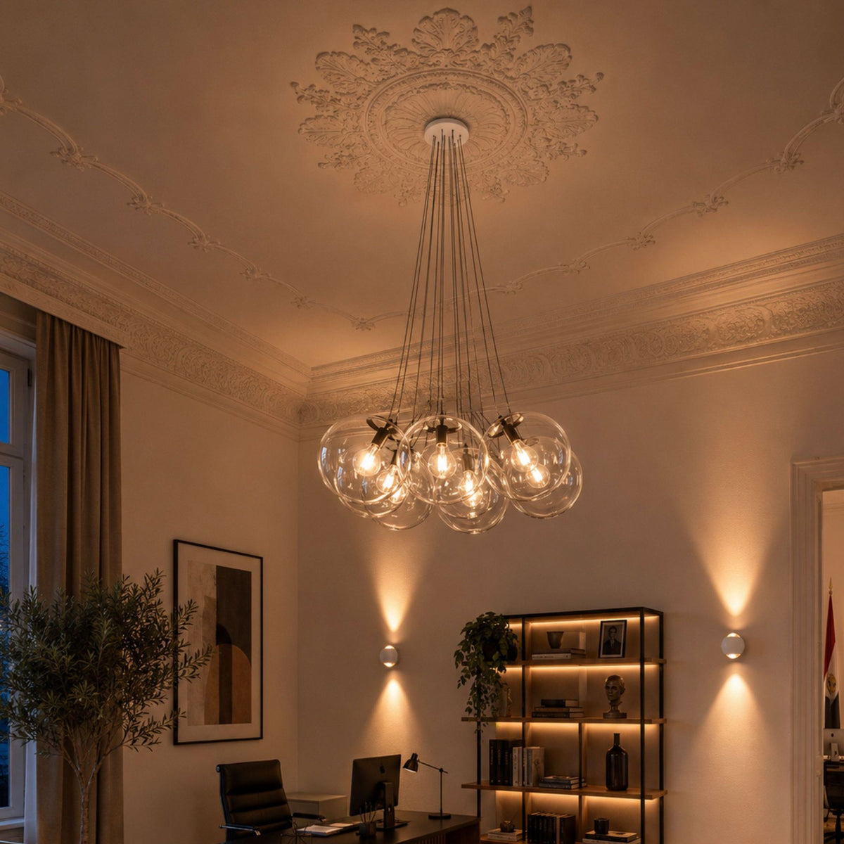 Vue en plongée du luminaire sous une rosace de plafond moulurée, verres transparents