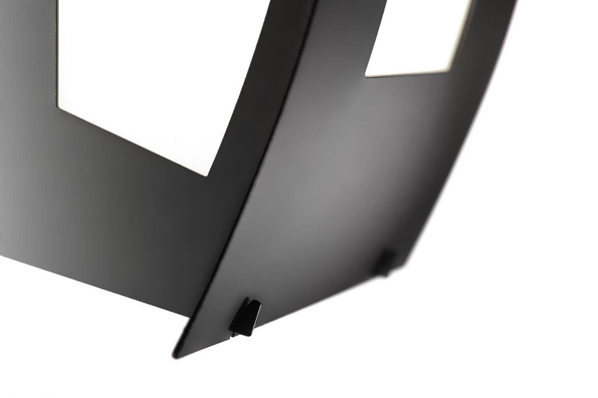 Détail rapproché de la finition anthracite et des fixations métalliques du luminaire.