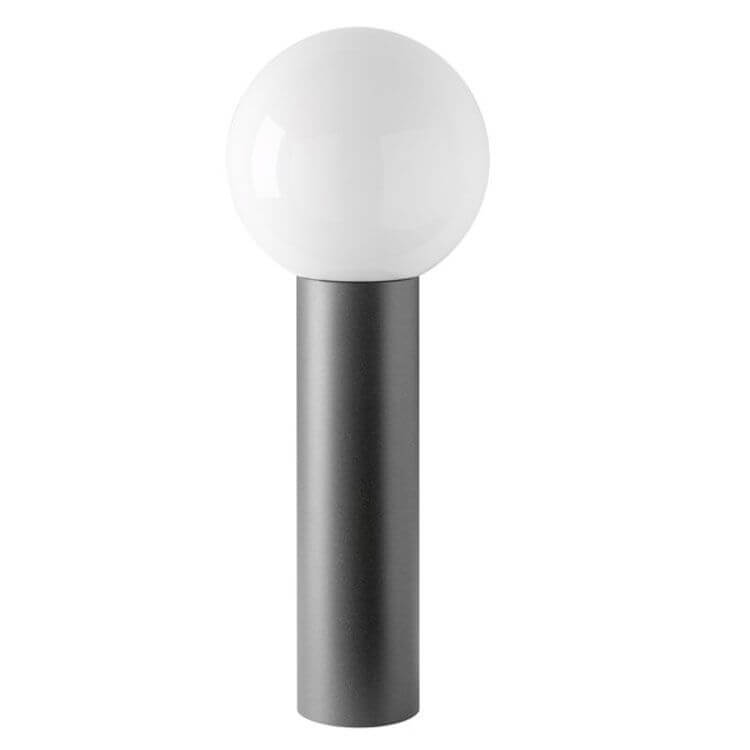 Luminaire extérieur anthracite sur fût cylindrique surmonté d'une boule blanche opaline