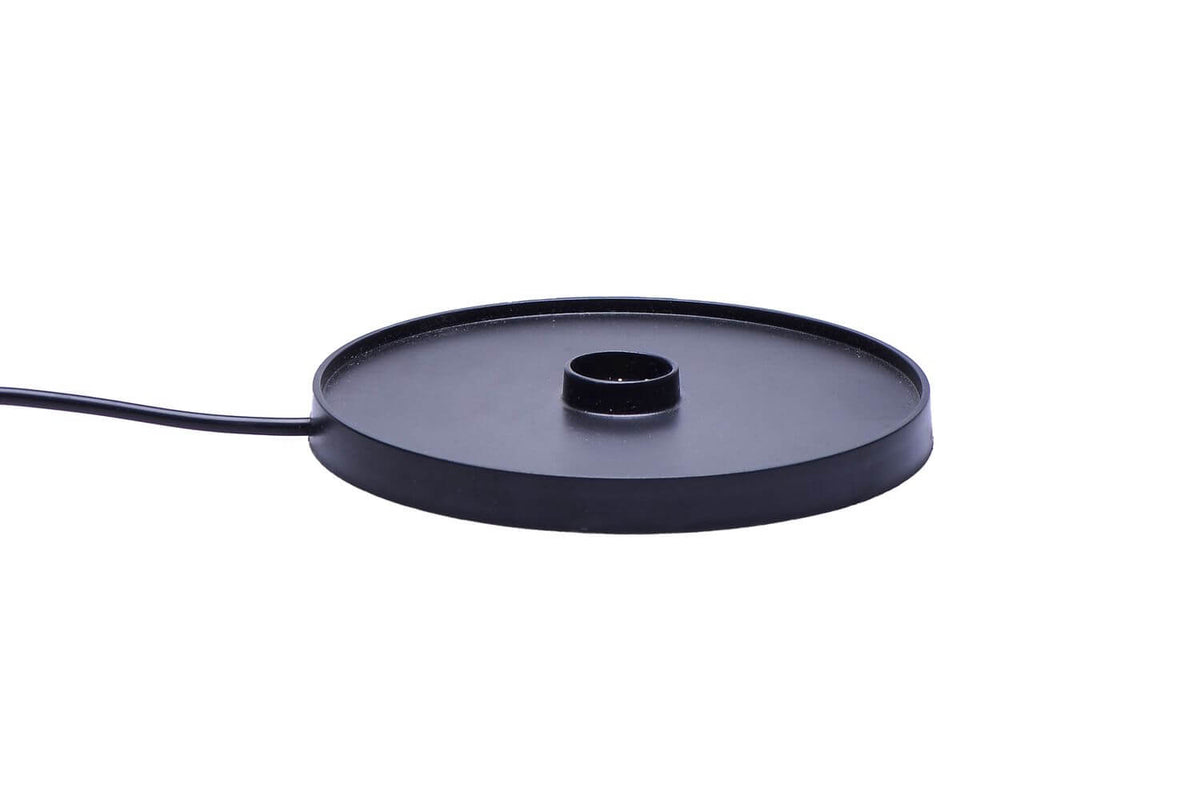 Détail de la base de recharge ronde avec câble d'alimentation.
