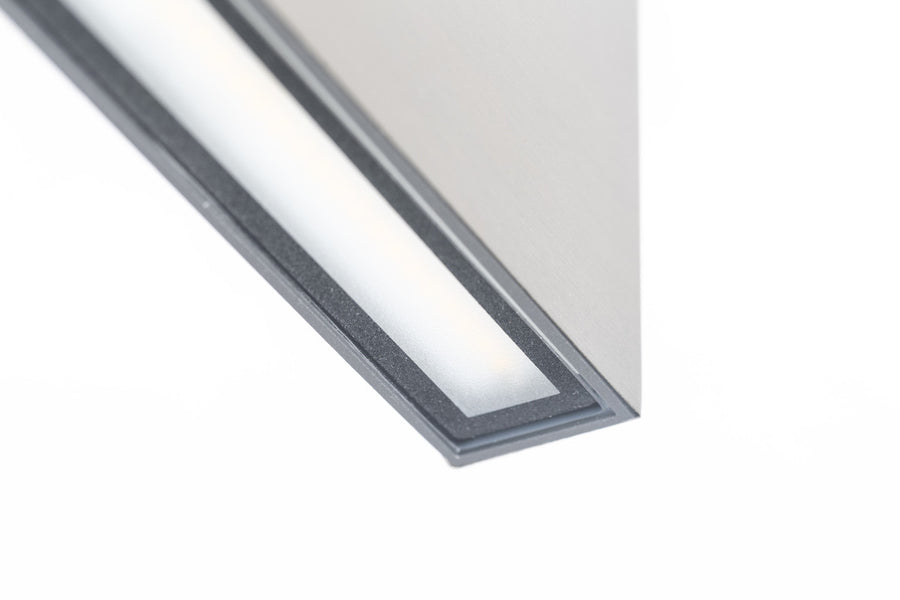 Détail du diffuseur LED linéaire sous le boîtier en inox