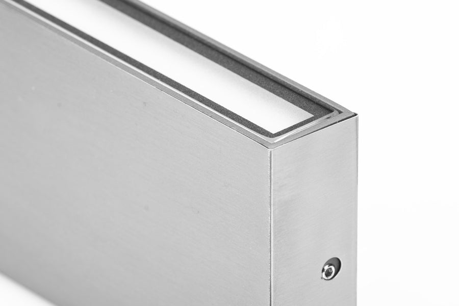 Détail du coin supérieur montrant le joint d'étanchéité et la vis inox