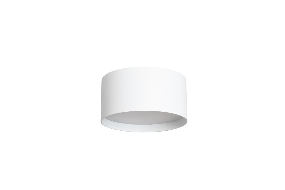 Vue en légère contre-plongée du luminaire rond blanc, mettant en valeur le cylindre.