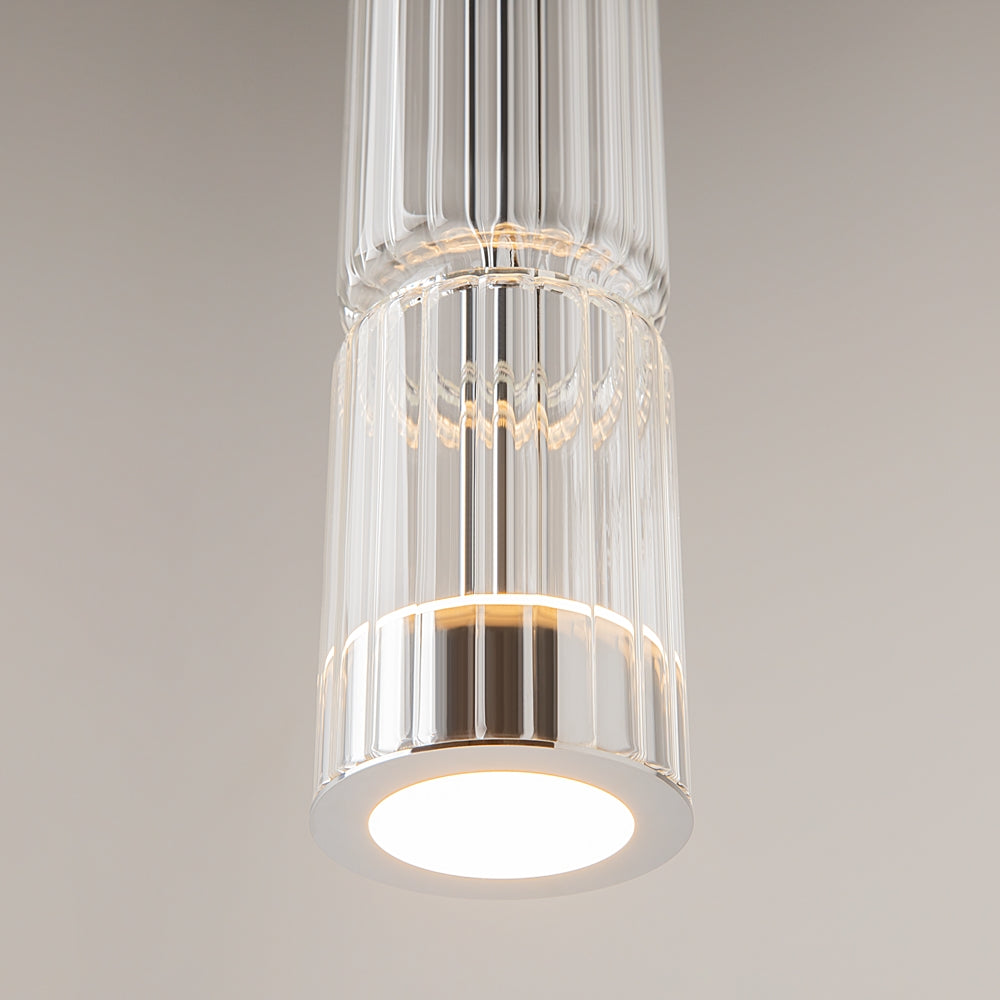 Détail du bas du diffuseur en verre et source lumineuse allumée