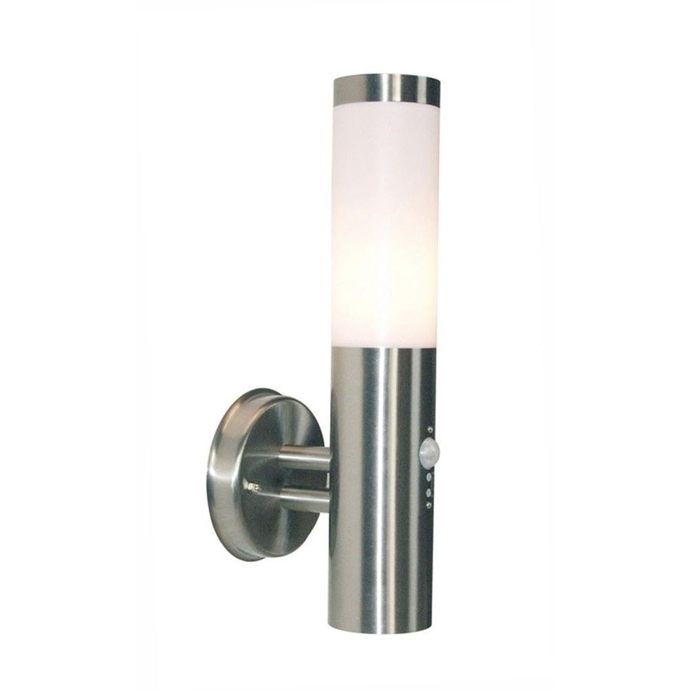 Applique murale cylindrique en inox, allumée, vue de trois quarts sur fond blanc.