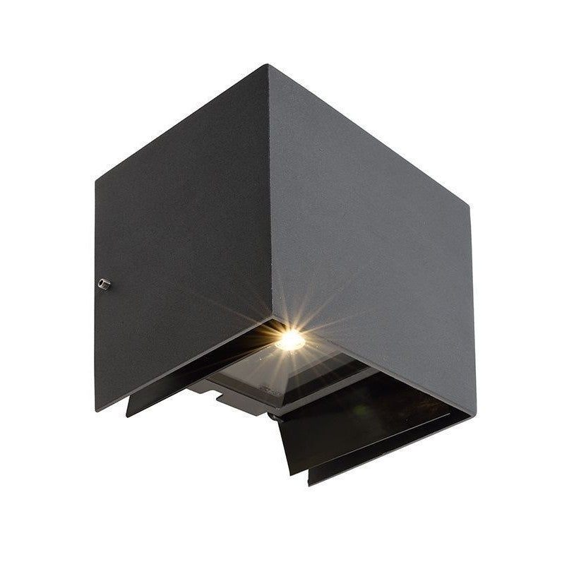 Applique cubique anthracite vue de trois quarts, éclairage dirigé vers le bas.
