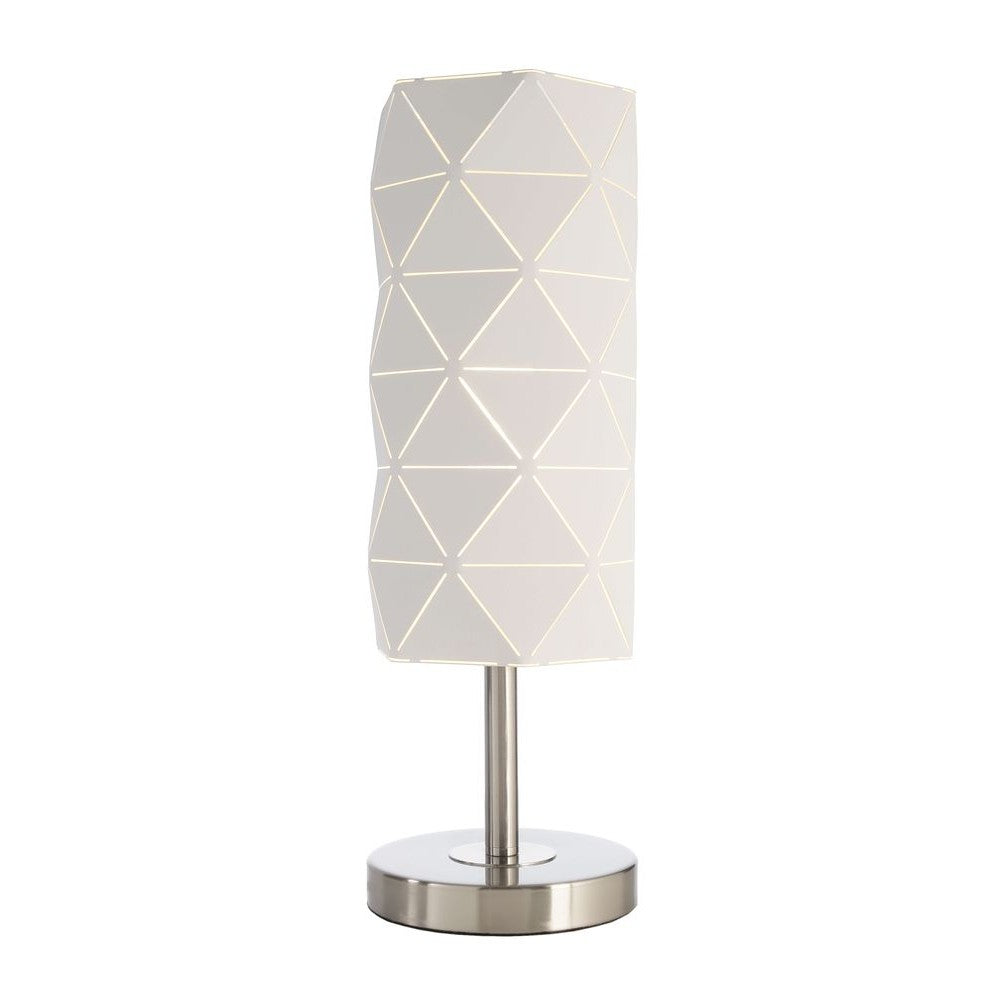 Lampe à poser blanche à abat-jour géométrique allumée, vue de face sur fond blanc.