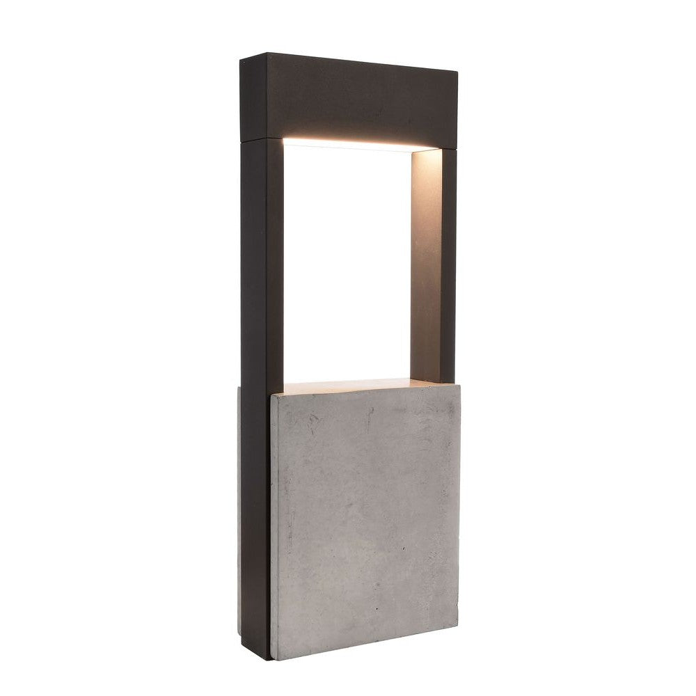 Lampadaire extérieur de trois quarts, cadre gris foncé, base en béton et éclairage allumé.