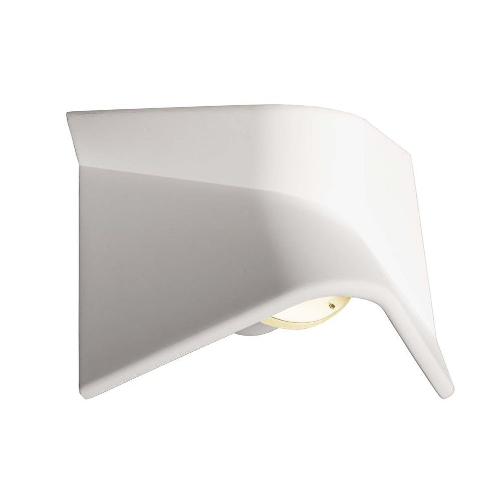 Applique murale blanche en plâtre, vue de trois quarts sur fond blanc, lumière allumée.