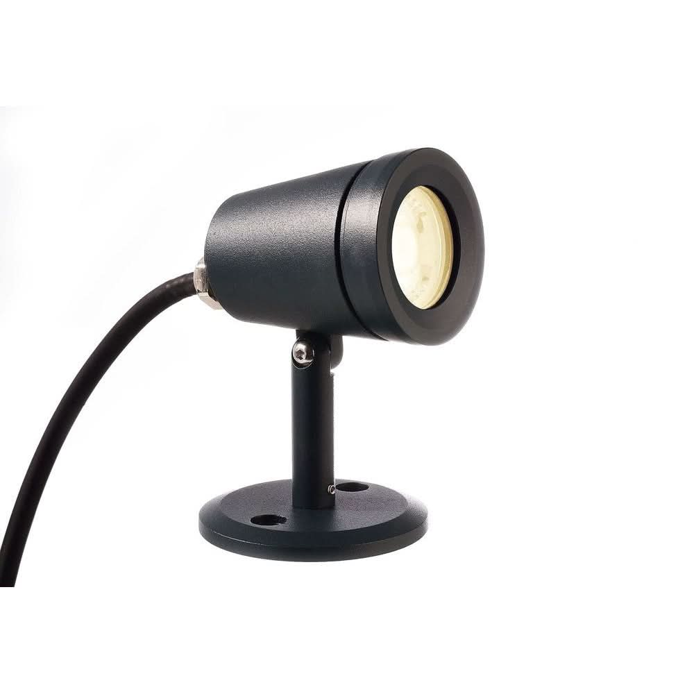 Luminaire extérieur noir orientable vu de trois quarts avec son câble d’alimentation.