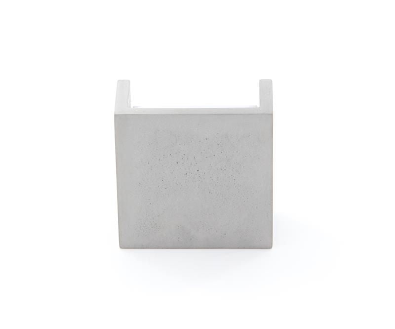 Vue de face de l’applique carrée en béton gris, sur fond blanc.