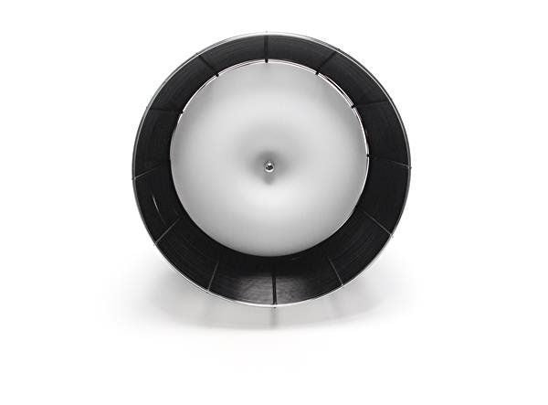 Vue par le dessous allumé, diffusant une lumière douce à travers l’abat-jour noir.