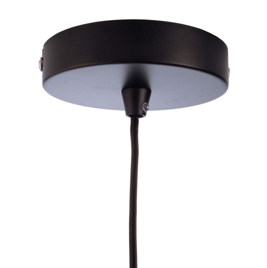 Détail de la rosace de fixation ronde noire et du câble d'alimentation.