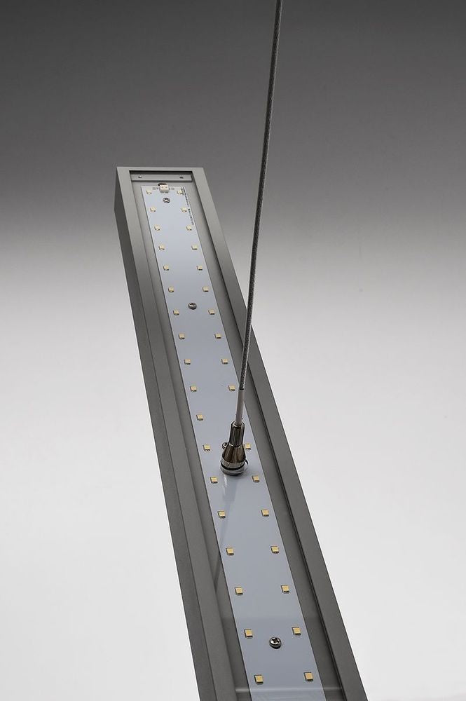 Détail rapproché des LED alignées et du câble de suspension