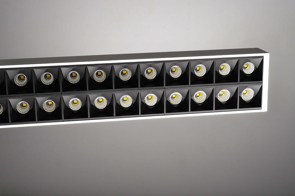Détail rapproché des LED alignées dans les alvéoles noires du diffuseur.