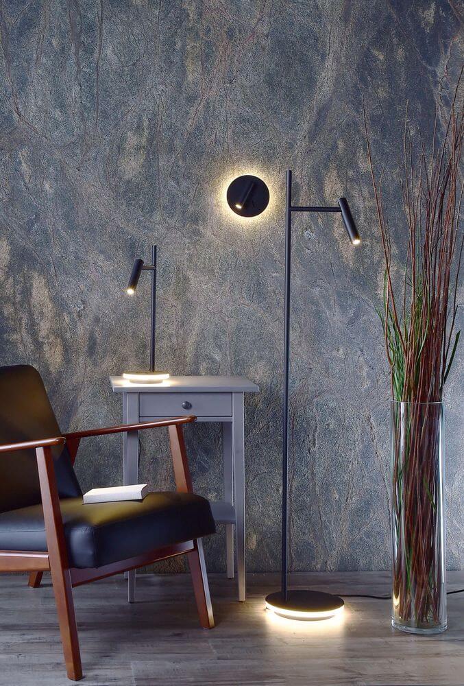 Lampadaire noir en situation, à côté d’un fauteuil et d’une petite table