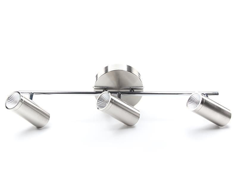 Trois spots orientables montés sur tige, finition aluminium brossé et réflecteurs striés visibles.