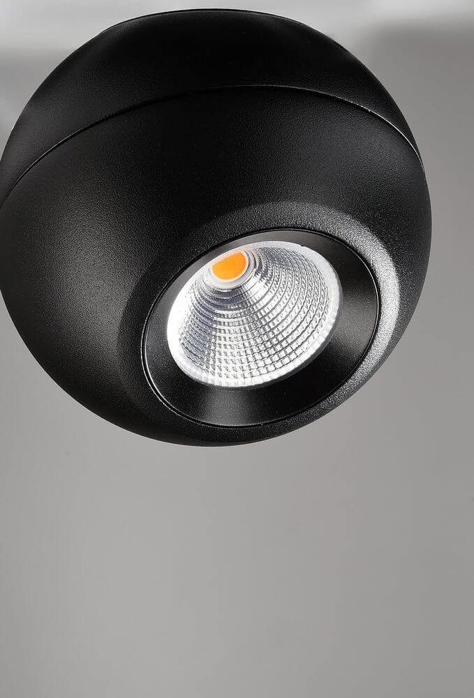 Gros plan sur la lentille LED et son réflecteur strié logé dans la sphère