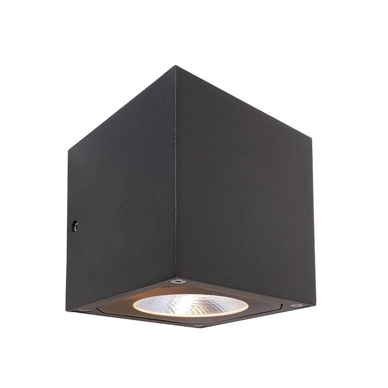 Applique cubique grise vue de trois quarts, lentille ronde visible sous le boîtier