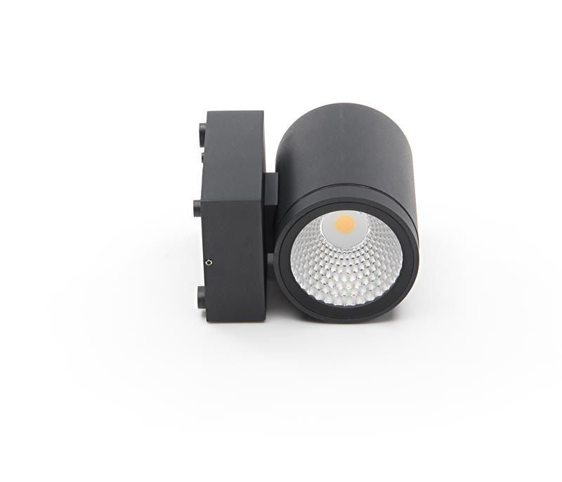 Détail de la face lumineuse : réflecteur alvéolé rond et module LED central.