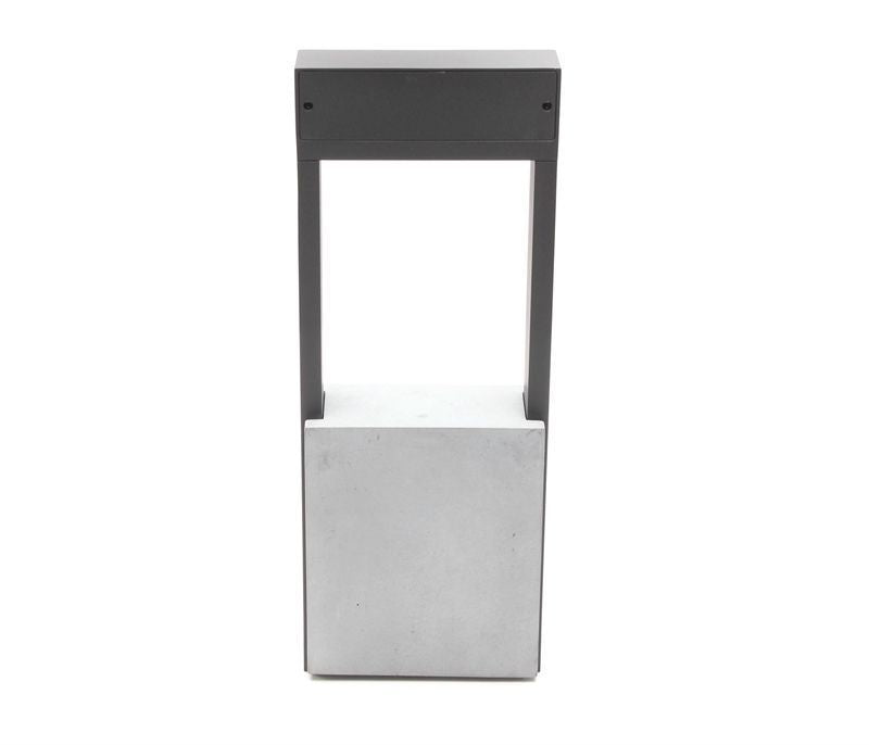 Vue arrière du luminaire, cadre gris anthracite et socle béton avec fixations visibles.