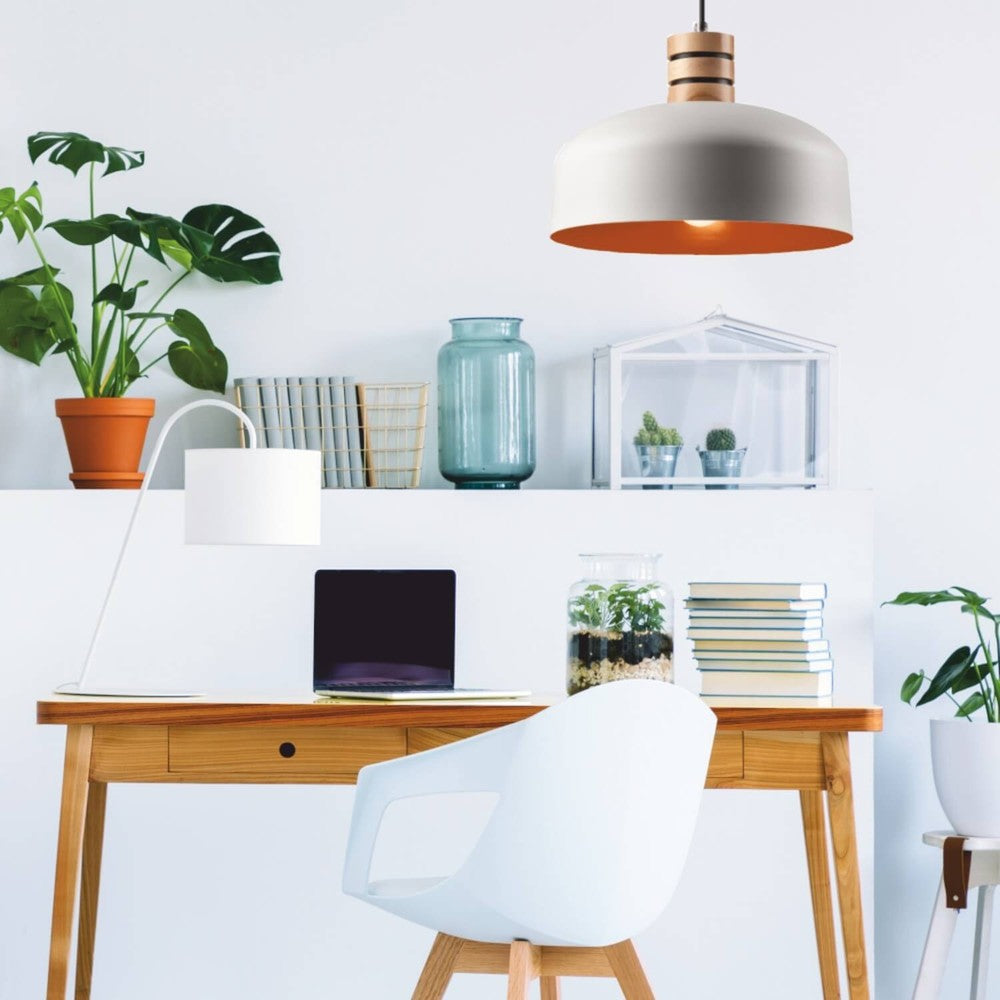Mise en ambiance au-dessus d’un bureau en bois, suspension allumée
