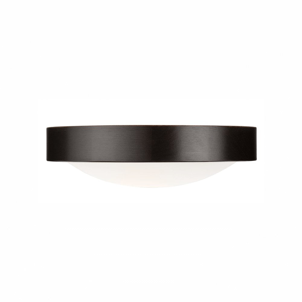Vue de profil du plafonnier rond, cerclage sombre et diffuseur en verre bombé.