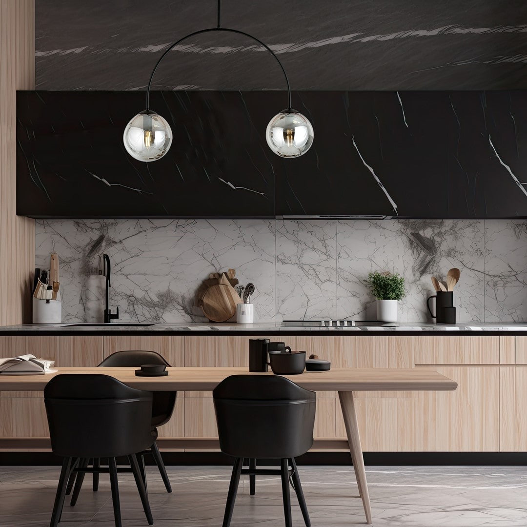 Mise en ambiance du plafonnier au-dessus d'une table dans une cuisine moderne.