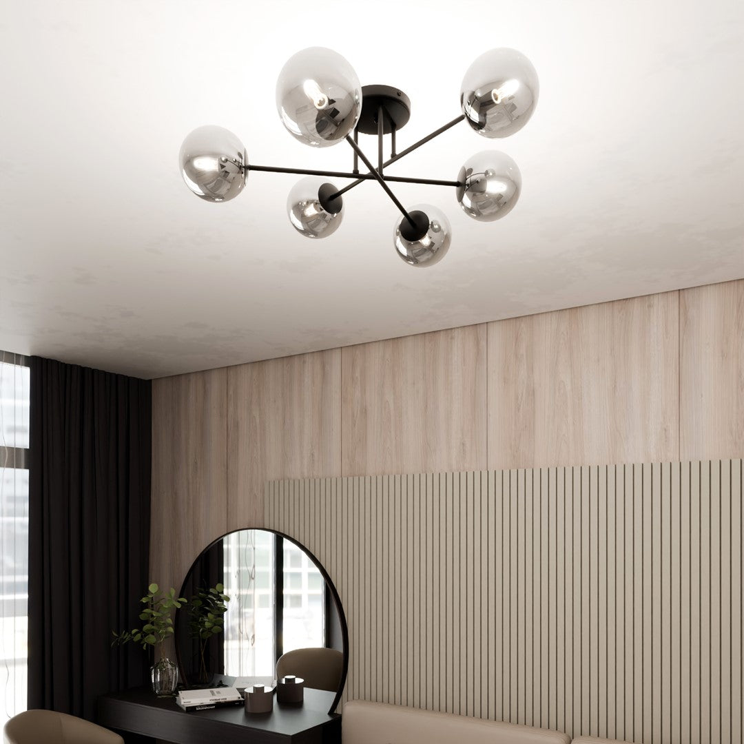 Vue en contre-plongée du plafonnier noir et de ses six globes verre fumé.