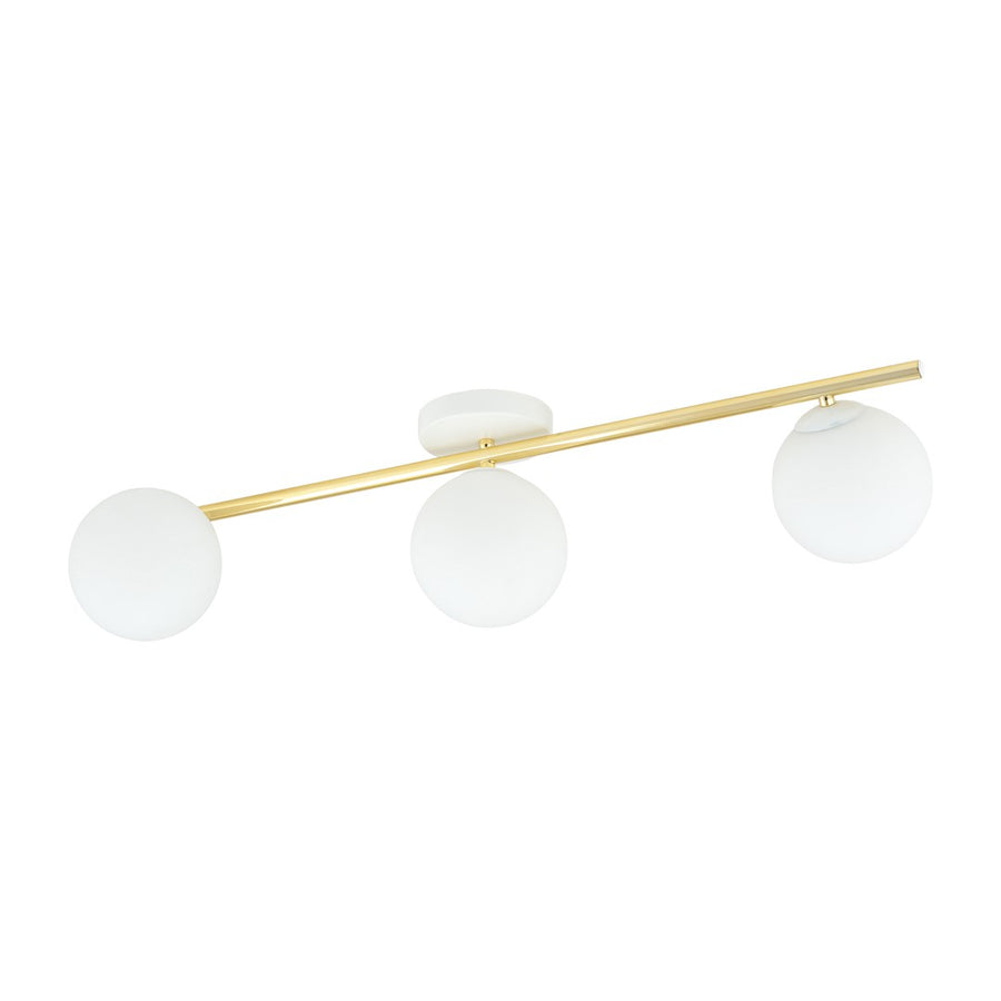 Plafonnier trois globes blancs sur fine barre dorée, produit de face sur fond blanc.